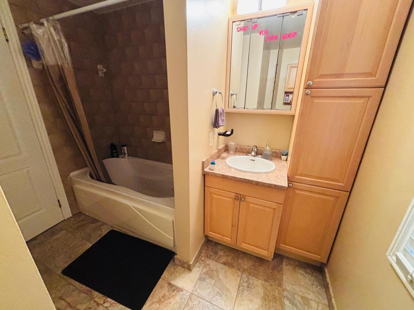 Square One Mississauga Suite- Attached Bathroom, Walking Transit & Plaza Extérieur photo